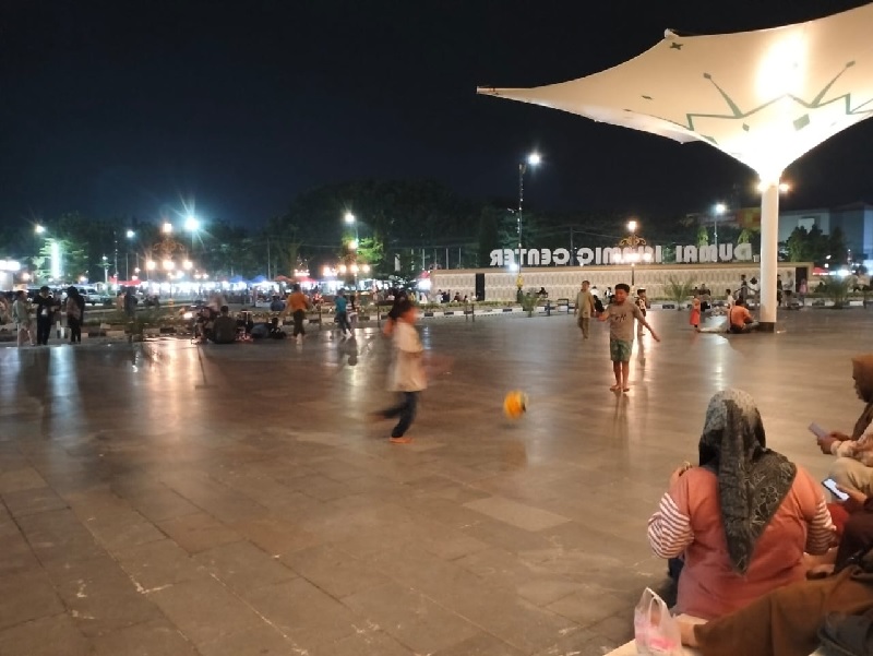 Pengunjung memanfaatkan halaman Masjid Agung Habiburrahman di Dumai Islamic Center untuk bermain dan bersantai, Jumat (24/1/2025).