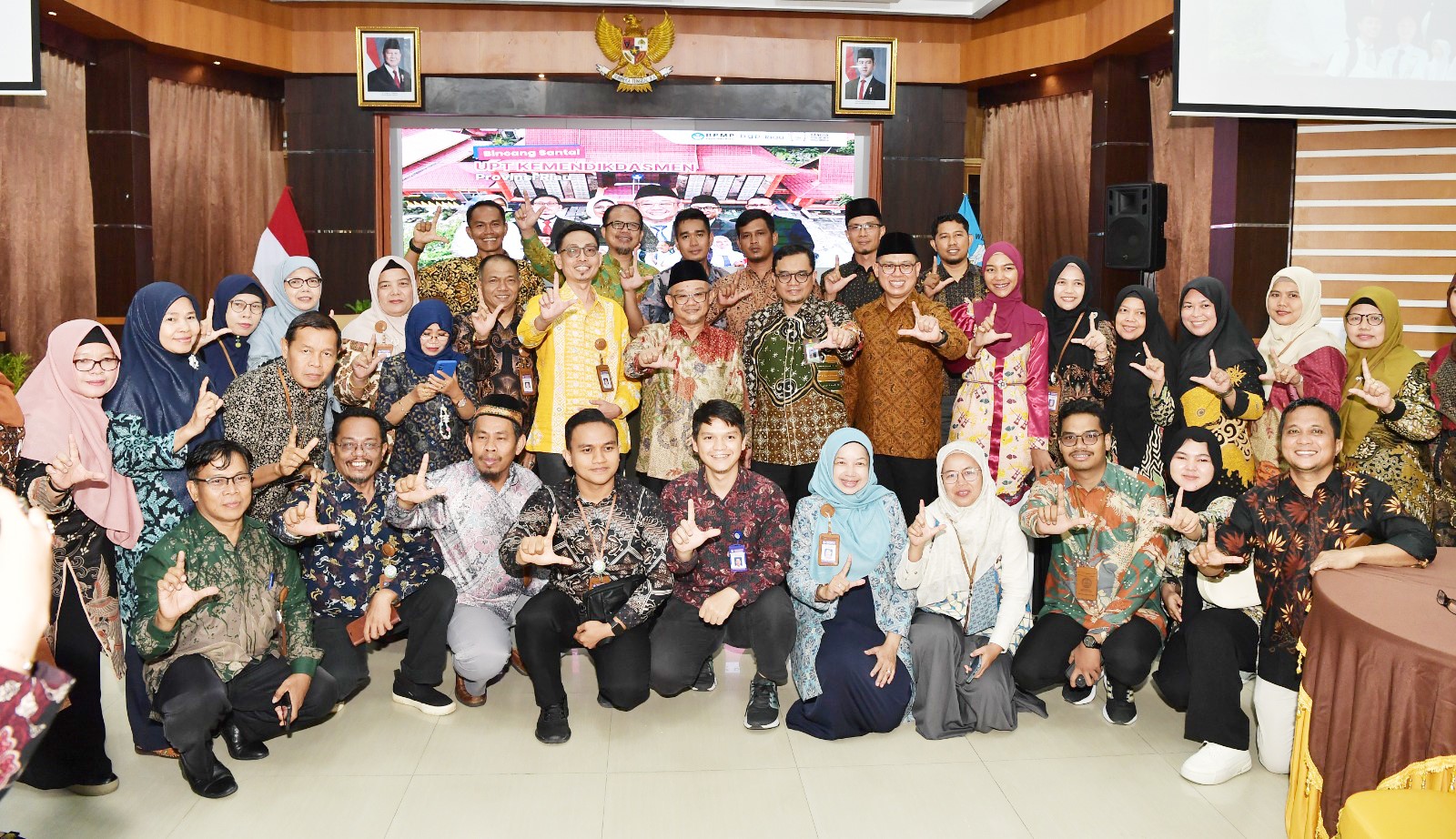 Menteri Pendidikan Dasar dan Menengah, Abdul Mu&rsquo;ti (berdiri, tengah) beserta jajaran, foto bersama dengan keluarga besar Balai Bahasa Provinsi Riau di Pekanbaru, belum lama ini.