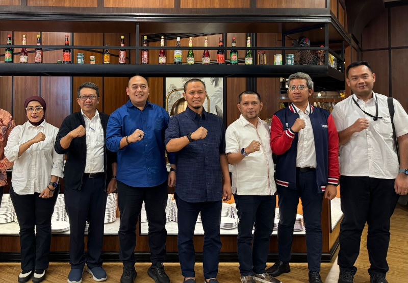 Wali Kota Pekanbaru terpilih Agung Nugroho foto bersama Kepala Balai Pelaksanaan Jalan Nasional Yohanis Tulak Todingra, Kepala Balai Wilayah Sungai Sumatera III Syauqiyatul Afnani Rangkuti dan staf.