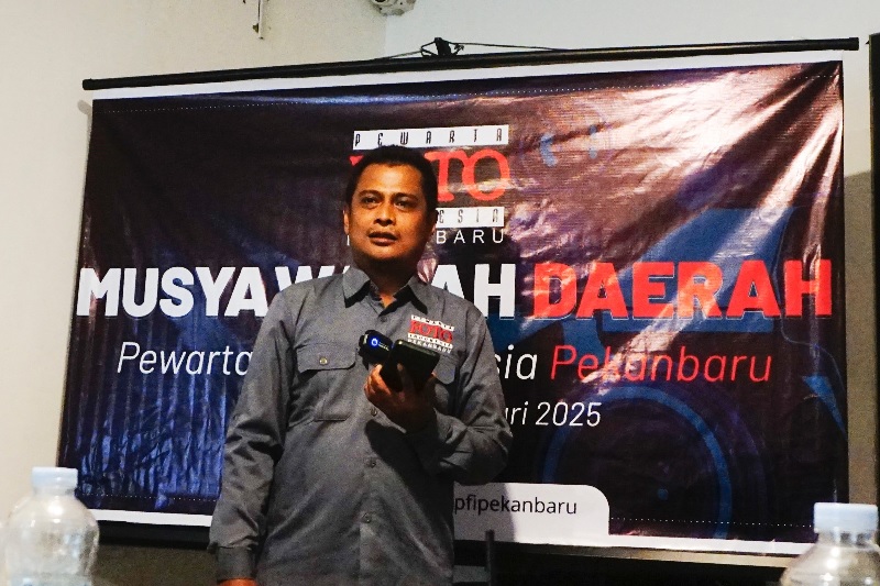 Fotografer Riau Pos Mhd Akhwan pimpinan Pewarta Foto Indonesia (PFI) Pekanbaru hingga tahun mendatang.