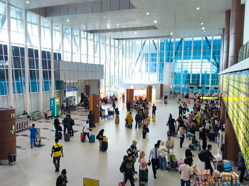 Suasana di salah satu ruangan Bandara SSK II Pekanbaru yang kini mengalami lonjakan penumpang pada momen cuti bersama peringatan Israk Mikraj dan Imlek 2025, Sabtu (26/1/2025).