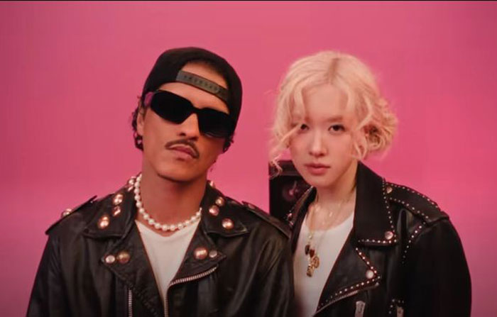 Penampilan Ros&eacute; dan Bruno Mars di klip video musik APT