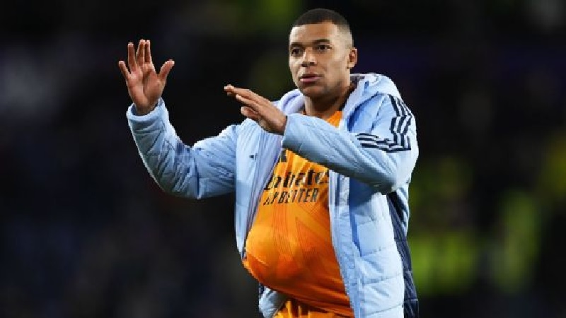 Kylian Mbapp&eacute; pulang dengan bola pertandingan setelah mencetak hattrick untuk Real Madrid melawan Real Valladolid.
