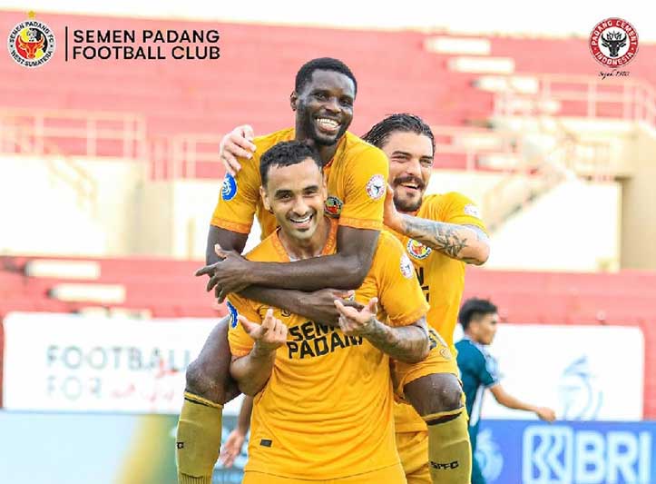 Penyerang Semen Padang asal Brazil, Bruno Gomez tampil gemilang dengan mencetak dua gol saat mengalahkan tuan rumah PSS 4-2 di Stadion Sultan Agung, Bantul.
