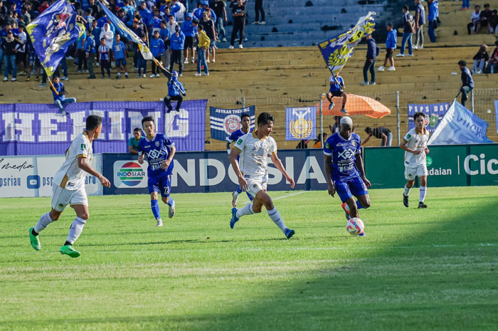 Pemain PSPS Pekanbaru, Jhon Mena (biru) giring bola lewati pemain PSIM Yogyakarta, PSPS&nbsp;(biru) menjamu PSIM (putih) pada delapan besar Sepakbola Pegadaian Liga 2 Indonesia 2024-2025, di Pekanbaru