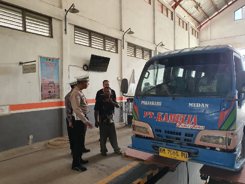 Kegiatan pemeriksaan kendaraan dilakukan Satlantas Polres Rohil bersama Dishub guna antisipasi lakalantas, khususnya di Jalinsum Riau Sumut.