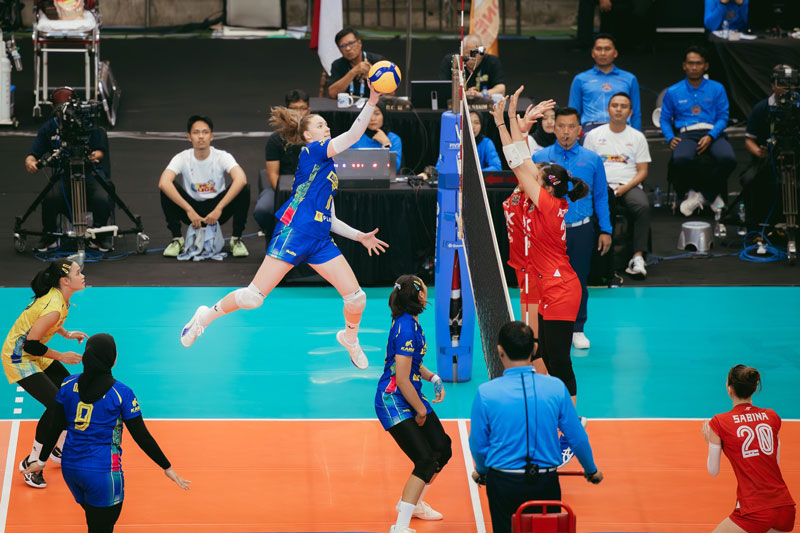 Pertandingan pertama Jakarta Electric PLN lawan Yogya Falcons pada putaran pertama PLN Mobile Proliga 2025 di Gor Jatidiri, Semarang. Pada pertandingan ini, Jakarta