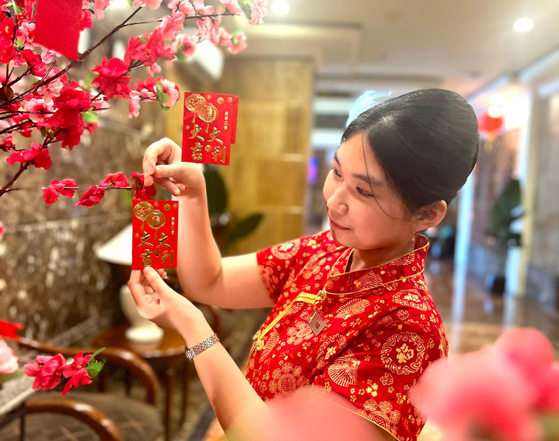 Spesial di momen perayaan Imlek, Aryaduta Hotel Pekanbaru menyediakan pohon angpao yang bisa dipetik oleh tamu yang menginap dengan promo Lucky Staycation.