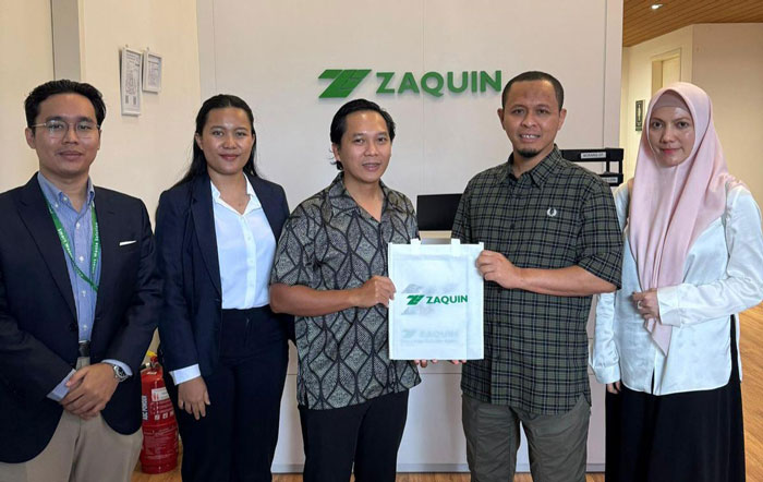 Wali Kota Pekanbaru terpilih, Agung Nugroho bersama istri Sulastri saat mendatangi kantor perusahaan pengelola sampah di Joho Bahru, Malaysia bernama Zaquin Resources Sdn bhd,Senin (27/1/2025).