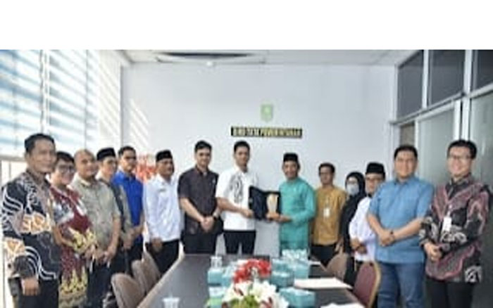 Ketua Komisi I DPRD Kabupaten Bengkalis menerima cinderamata saat melakukan kunjungan ke Bagian Kerja Sama dan Perbatasan Provinsi Riau akhir pekan lalu.