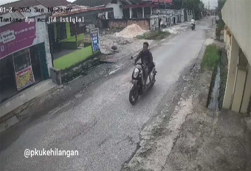 Tampak pelaku menggunakan sepeda motor Scoopy terekam CCTV milik warga, Ahad (26/1/2025).