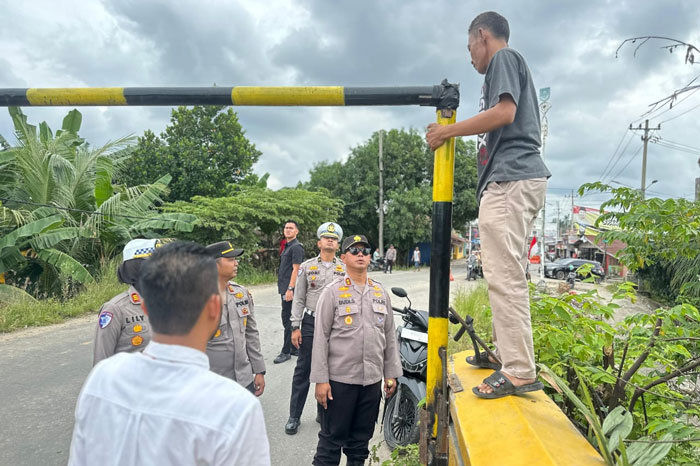 Kapolres Rohul AKBP Budi Setiyono SIK MH didampingi Kasat Lantas Polres Rohul AKP Lily Sulfiani SIK mengecek kondisi Portal dan kemiringan jembatan Sei Rokan di Kecamatan Ujung Batu, Senin (27/1/2025)