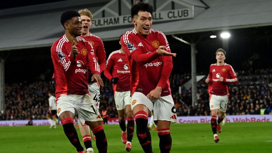 Lisandro Mart&iacute;nez mencetak gol kemenangan Manchester United atas Fulham lewat tendangan jarak jauh yang membentur pemain tuan rumah.