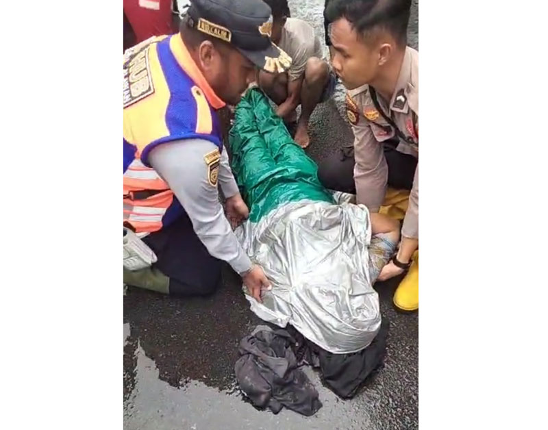 Petugas mengevakuasi pengendara sepeda motor yang meninggal dunia usai terjatuh saat menerobos banjir di Jalan Lintas Timur Km 83 Desa Kemang, Kecamatan Pangkala