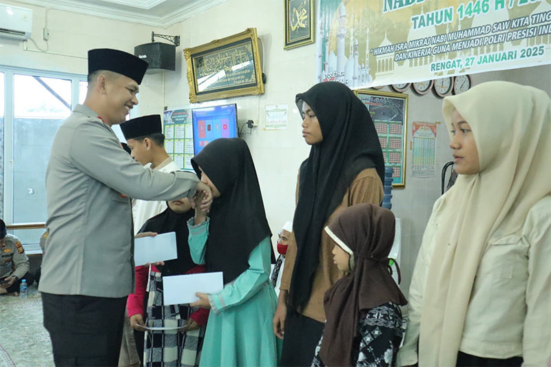 Kapolres Inhu, AKBP Fahrian Saleh Siregar SIK MSI saat menyerahkan santunan kepada anak yatim piatu, Selasa (28/1/2025).