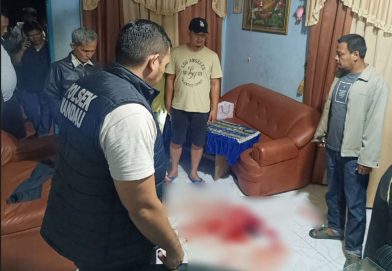 Polisi melakukan olah tempat kejadian perkara rumah korban di Jalan Rokan, Kelurahan Air Jamban, Ahad (26/1/2025) malam.