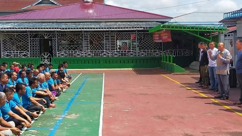 Kalapas Kelas IIA Bengkalis Kriston memberikan penjelasan kepada WBP agar menghindari penggunaan narkoba saat menggelar dialog bersama WBP