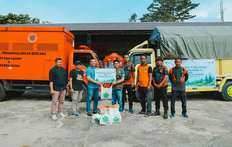 Manajemen PTPN IV Regional III menyerahkan bantuan kepada korban banjir Kampar, Senin (27/1/2025).