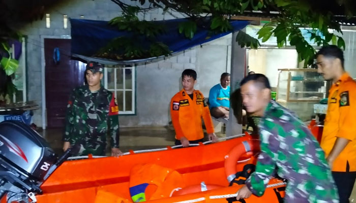 BPBD Kuansing bersama TNI/Polri, kecamatan dan desa turun ke Desa Petapahan Kecamatan Gunung Toar Senin (27/1/2025) malam melakukan evakuasi dan bantuan.