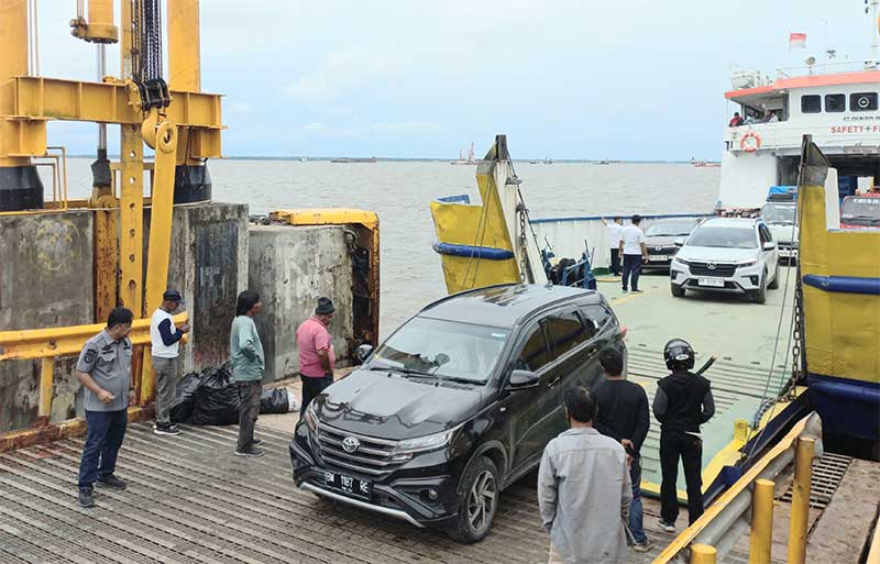 Petugas Dinas Perhubungan (Dishub) Provinsi Riau mengatur kendaraan usai keluar dari ro-ro di Pelabuhan Dumai, Selasa (28/1/2025).