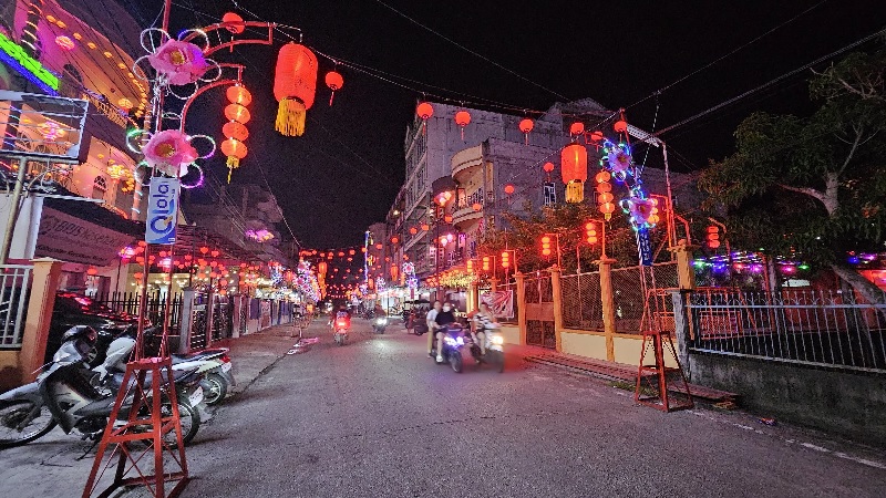 Jelang Imlek 2025 bola lampion mulai mewarnai sejumalh ruas jalan di Selatpanjang Pusat Kabupaten Kepulauan Meranti.