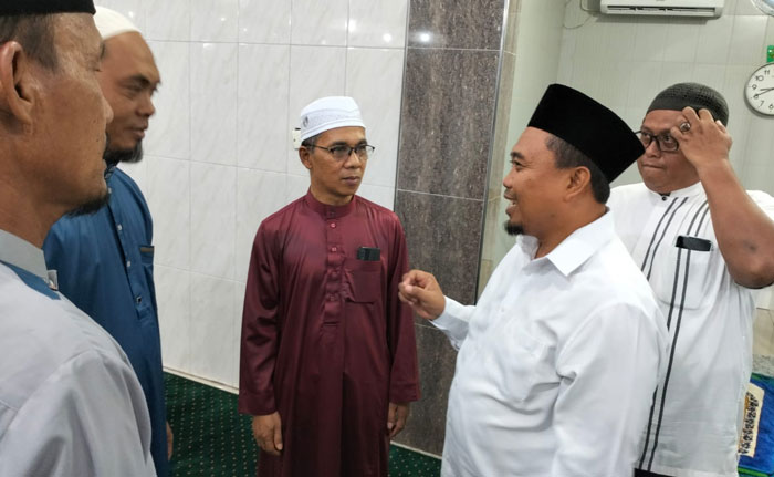 Ketua DPRD Dumai, Agus Miswandi, Senin malam (27/1/2025) berdialog dengan Ketua Pengurus Masjid Hidayatul Awam, H Irman Tanjung dan jamaah lainnya usai menghadiri peringatan Isra Miraj.