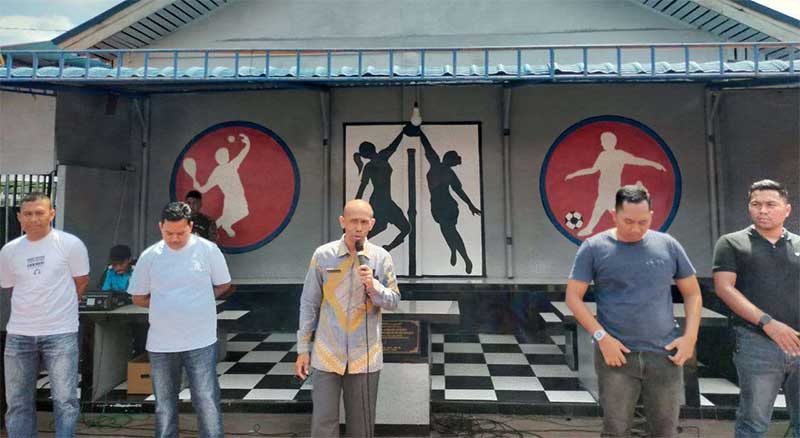 Kepala Lapas  Kelas IIA Bengkalis Kriston Napitupulu sedang menyampaikan arahan kepada warga terkait pemberian remisi di halaman Lapas Bengkalis, Senin (27/1/2025).