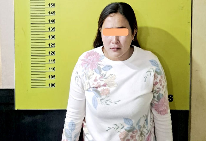 Seorang IRT asal Kecamatan Ujung Batu berinisial DP alias Lisa saat diamankan di Mapolres Rohul, Sabtu (25/1/2025).