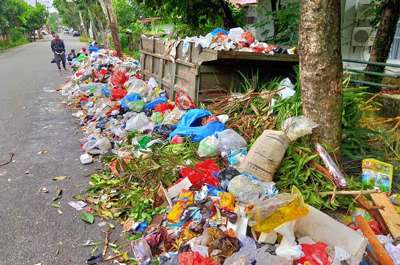 Kondisi sampah yang menumpuk di Jalan Kasah Kec Marpoyan Damai Pekanbaru, Selasa (28/1/2025). Sampah yang menumpuk ini meluas hingga ke aliran drainase sehingga menyebabkan drainase tersumbat.