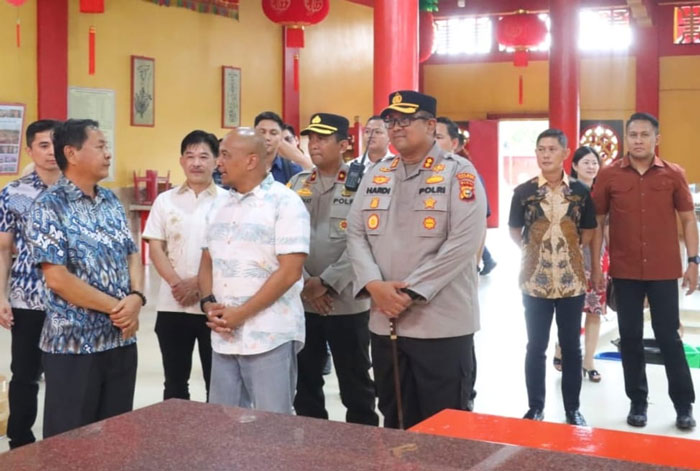 Wakapolda Riau Brigjen Pol Adrianto Jossy Kusumo didampingi Kapolres Dumai AKBP Hardi Dinata serta lainnya berdialog dengan Ketua IKBT Dumai Zunaidi Zhang, Sekretaris Kelenteng Hock Liong Kiong Dumai