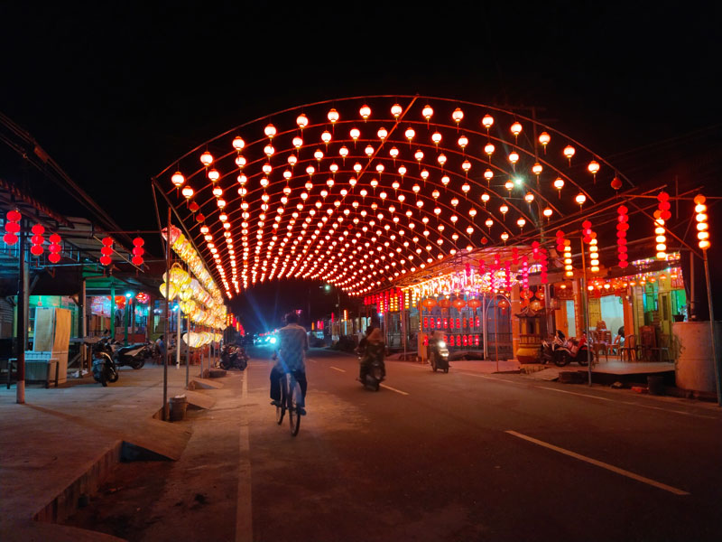 Sinar lampion memancar di sejumlah ruas jalan Bagansiapiapi, Kabupaten Rokan Hilir, Senin (27/1/2025).