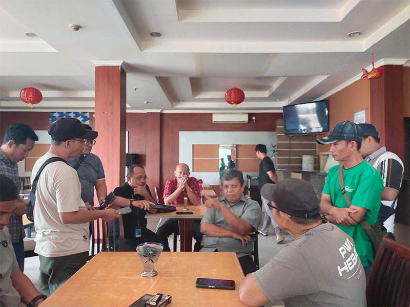 Pengelola hotel saat memberikan keterangan kepada media terkait adanya tamu hotel yang meninggal dunia, Rabu (29/1/2025).
