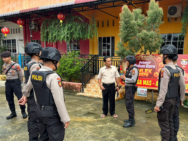 Personel Polres Inhil berjaga di Vihara Budi Bhakti Tembilahan Hulu, Rabu (29/1/2025).
