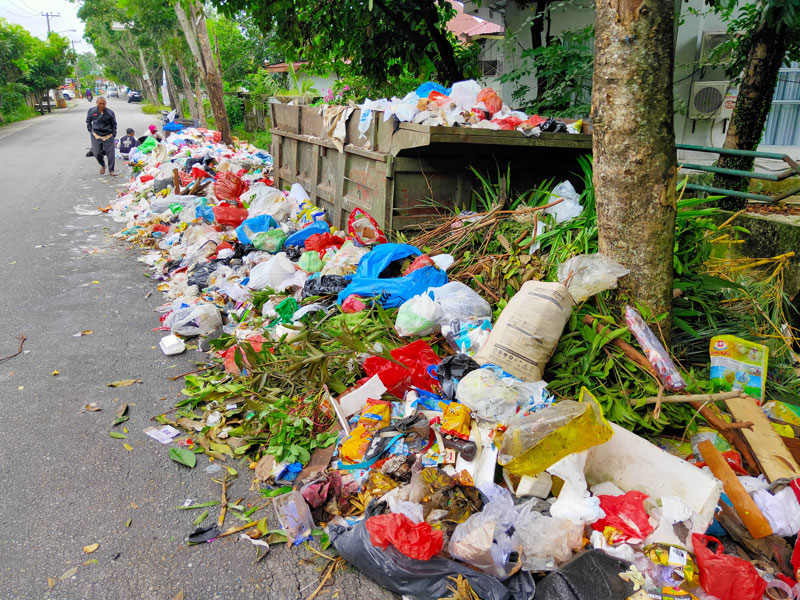 Kondisi sampah yang menumpuk di Jalan Kasah, Kecamatan Marpoyan Damai, Kota Pekanbaru, Selasa (28/1/2025). Sampah yang menumpuk ini meluas hingga menyumbat drainase.