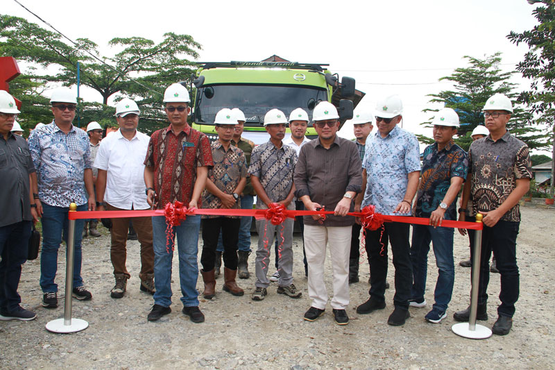 Region Head PTPN IV Regional III Ahmad Gusmar Harahap menggunting pita saat pelepasan truk tangki berisikan CPO model IP, Selasa (28/1/2025).