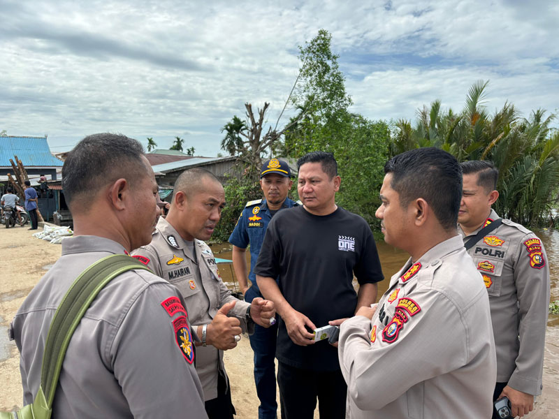 AKBP Farouk Oktora SIK (kanan depan) saat meninjau lokasi kejadian laka laut di Tembilahan, baru-baru ini.