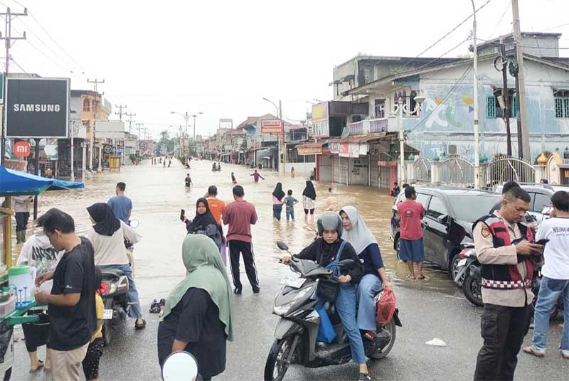 Ruas Jalan dalam Kota Pasirpengaraian Kecamatan Rambah, Rohul terendam banjir dari luapan air Batang Lubuh. Arus lalu lintas sementara dialihkan ke jalan lingkar Km 4 Pasirpengaraian, Rabu (29/1/2025)