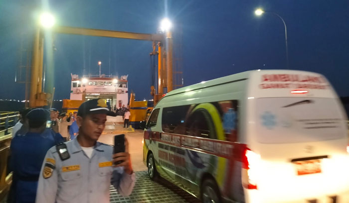 Mobil Ambulans yang membawa jenazah PMI, Rabu (29/1/2025) bergerak menuju kapal Roro yang telah bersandar di pelabuhan Dumai untuk diseberangkan ke Rupat.