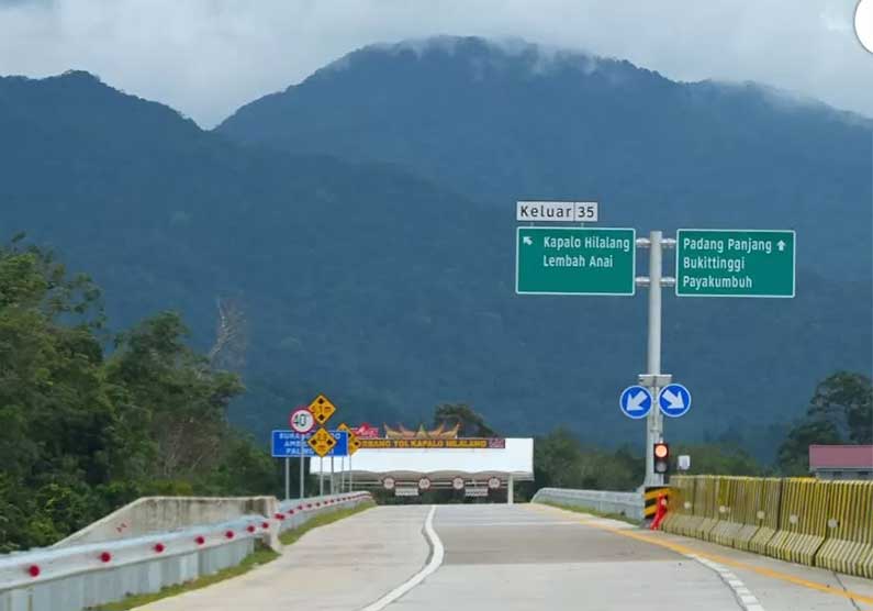 Jalan Tol Pekanbaru-Padang Seksi Padang-Sicincin sepanjang 36,6 kilometer yang menjadi jalan tol pertama di Sumatera Barat telah menyelesaikan proses konstruksi dan uji laik fungsi.
