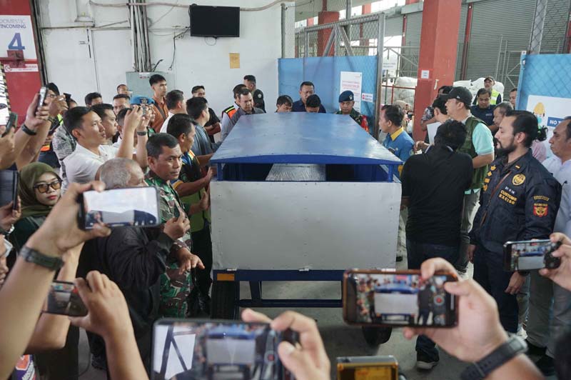 Suasana pemulangan jenazah Basri, pekerja Migran Indonesia asal Riau saat tiba di Terminal Kargo Bandara Sultan Syarif Kasim (SSK) II, Pekanbaru, Rabu (29/1/2025).