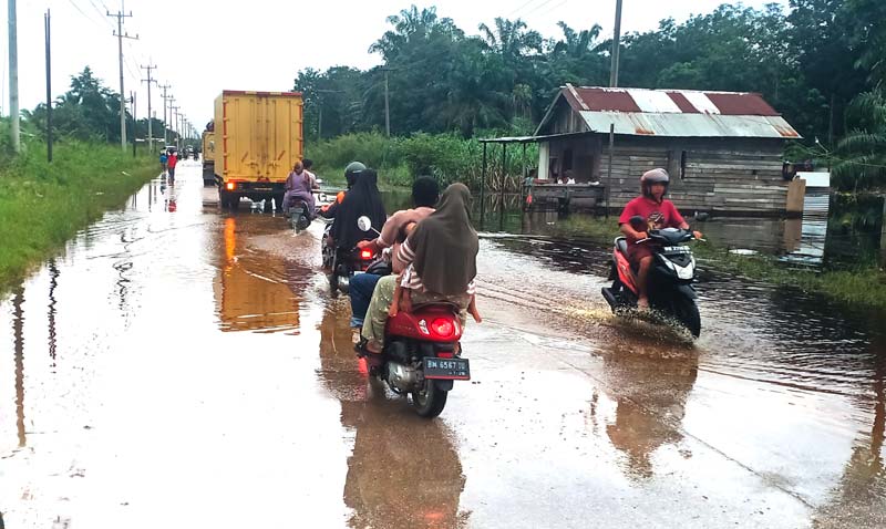 Sejumlah pengendara roda dua melintasi Jalan Lintas Timur Km 74-76 Desa Kemang, Kelurahan Pangkalan Kuras, Kabupaten Pelalawan, Rabu (29/1/2025).