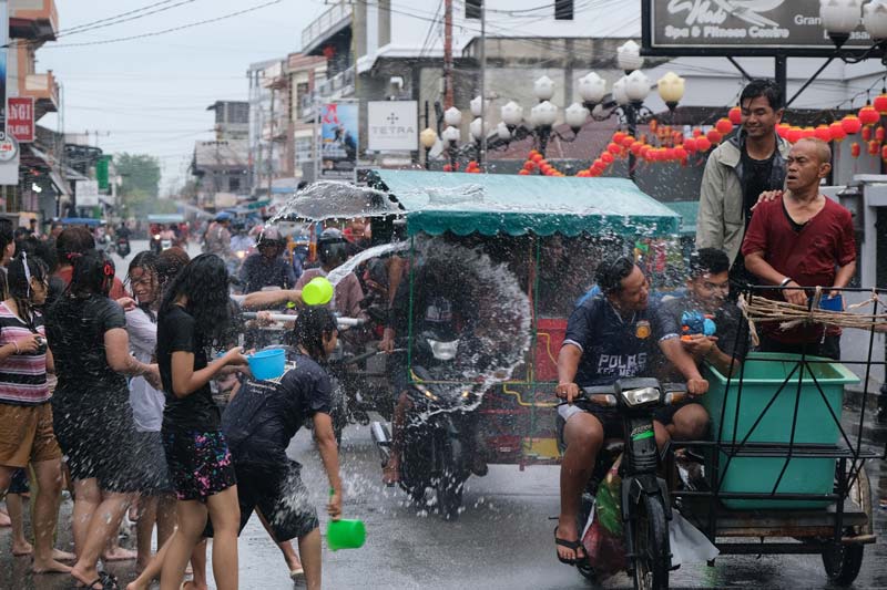 Etnis Tionghoa dan  warga tempatan saling siram saat Festival Perang Air di Selatpanjang, Kepulauan Meranti, Rabu&nbsp; (29/1/2025).