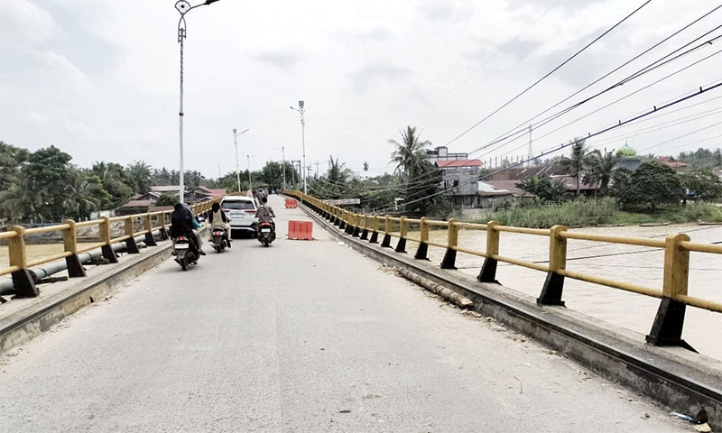 Arus lalul intas di Jembatan Sungai Rokan di Ujung Batu, baru-baru ini.