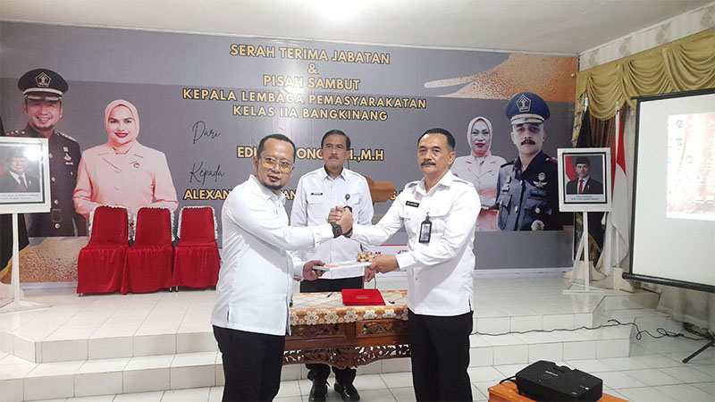 Pj Sekda Kampar Ramlah menyaksikan pisah sambut Kalapas Kelas II A Bangkinang dari Edi Cahyono kepada Alexander Lisman Putera di halaman Lapas, Kamis (30/1/2025).