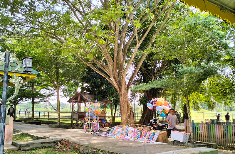 Masa libur berakhir, lokasi wisata di Dumai mulai terasa sepi. Pedagang mainan di Dumai Ecopark sedang menjual dagangannya juga turut merasa sepi dari pembeli.