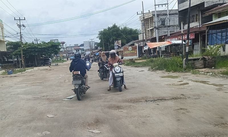 Warga saat melintas di ruas Jalan Pematang Reba-Pekan Heran, Kamis (30/1/2025).