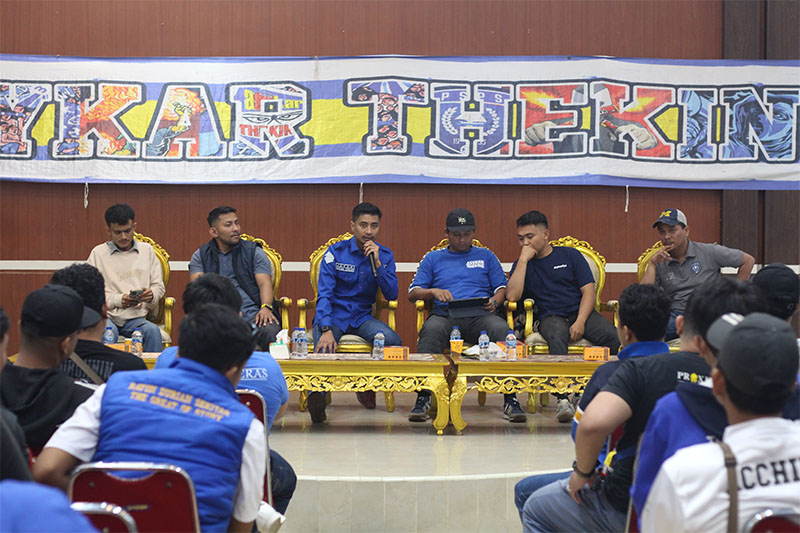 Ketua Umum Asykar Theking Irvannanda SKom (pegang mic) saat memberikan sambutan dalam Rapim, di Aula Dekranasda Kota Pekanbaru, Rabu (29/1/2025).