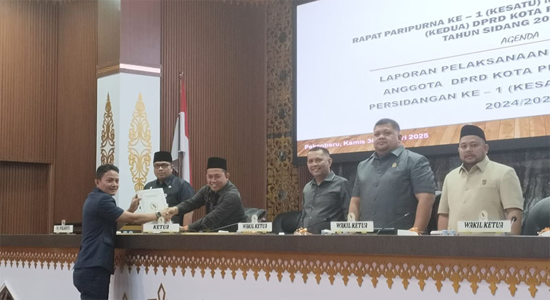 Juru Bicara Anggota DPRD Pekanbaru Dapil Bina Widya dan Tuah Madani, Ahmad Faisal Reza, menyerahkan laporan reses kepada Ketua DPRD Muhammad Isa Lahamid, Kamis (30/1/2025).
