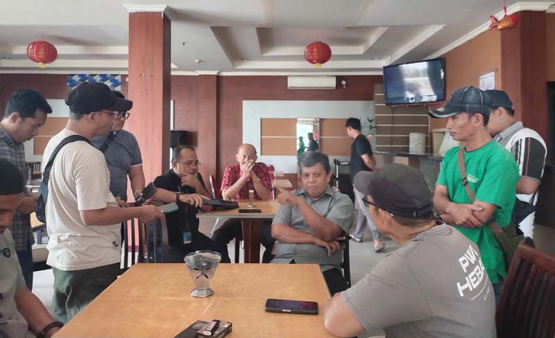 Pengelola hotel saat memberikan keterangan kepada me&shy;-dia terkait adanya tamu hotel yang meninggal dunia, Rabu (29/1/2025).