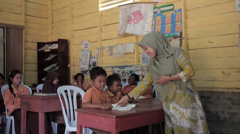 Sulastri yang merupakan guru pedalaman Dompet Dhuafa Riau saat mengajar di SDN 002 Dusun Bandaraya, Desa Sokop, Kabupaten Kepulauan Meranti